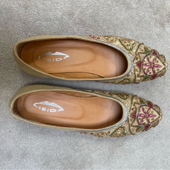 Embroidered flat shoes in pale gold - Picture 2 of 4
